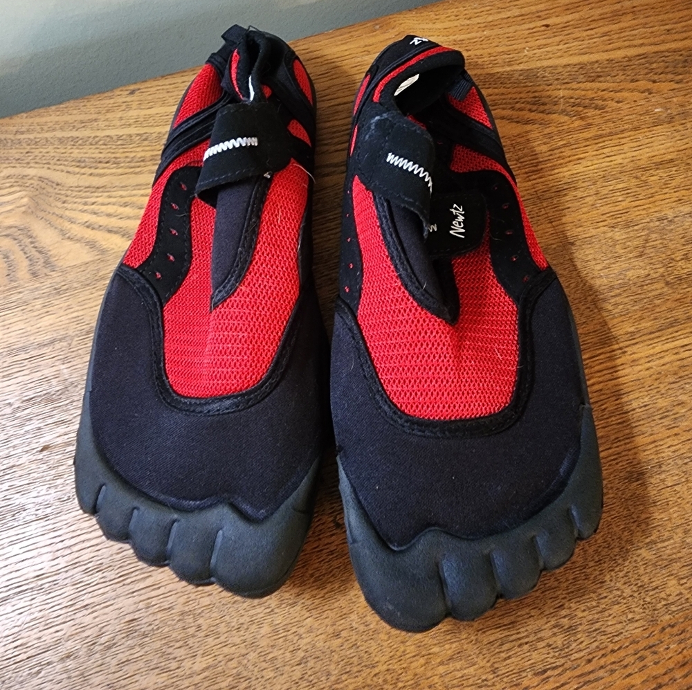 3/$15 NEWTZ Boy's Size 6 Water Shoes